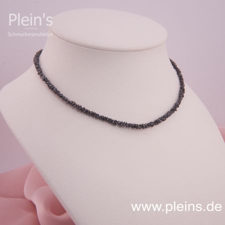 Schwarze Rohdiamant-Kette auf einer Schmuckbüste präsentiert.